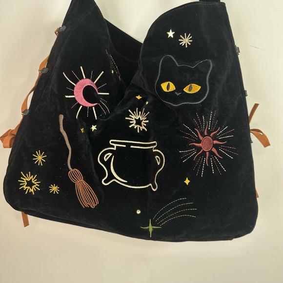 Her Universe Disney Hocus Pocus Black Icons Velvet Embroidered Crossbody Bag NWT - Picture 6 of 16